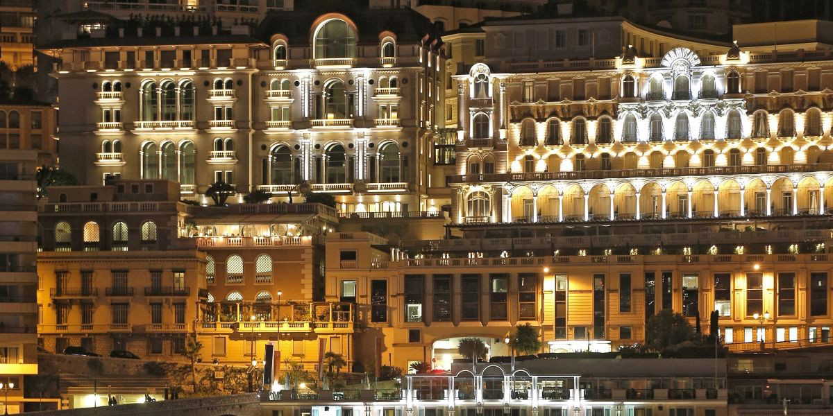 Monaco by night. Storbritannien får se extremt rika lämna landet för att slippa betala skatt, en hel del av dem med ny adress i Monaco.