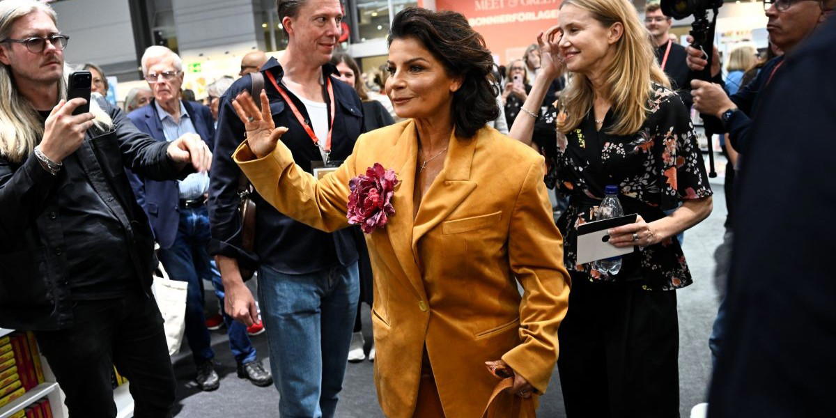 Carola på bokmässan – men det aktuella ärendet handlar mer om bokföring. Carola tar hotellet i Dorotea till Kronofogden sedan hon inte fått betalt.