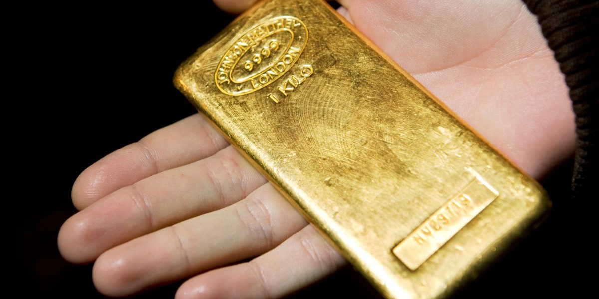 Växjö-bon betalade 20 000 kronor i handpenning för guld i form av två guldtackor, men upptäckte vid leverans att han fått en falsk guldtacka.