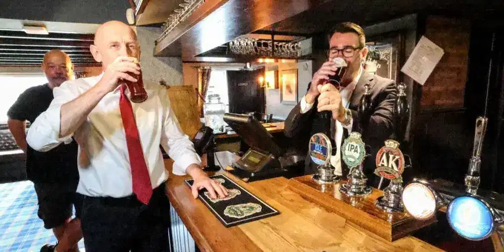 Premiärministern och finansministern på puben. Nu vill pubarna att regeringen ska rädda branschen och brittiska pubar som är nära ”brytpunkt”.