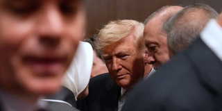 Recep Tayyip Erdogan viskar i Trumps öra. I dag hade det säkert handlat om ett tack för att Trump lyfter sanktioner mot rysk olja och låter Turkiet köpa diesel.
