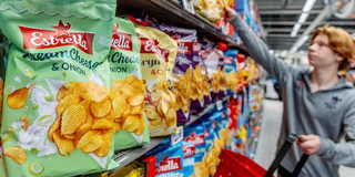 EU vill rensa i chipshyllan. Det kommer efter att man förbjudit 31 namn som för tankarna till kött och som man nu inte vill se i icke-kött-sammanhang.