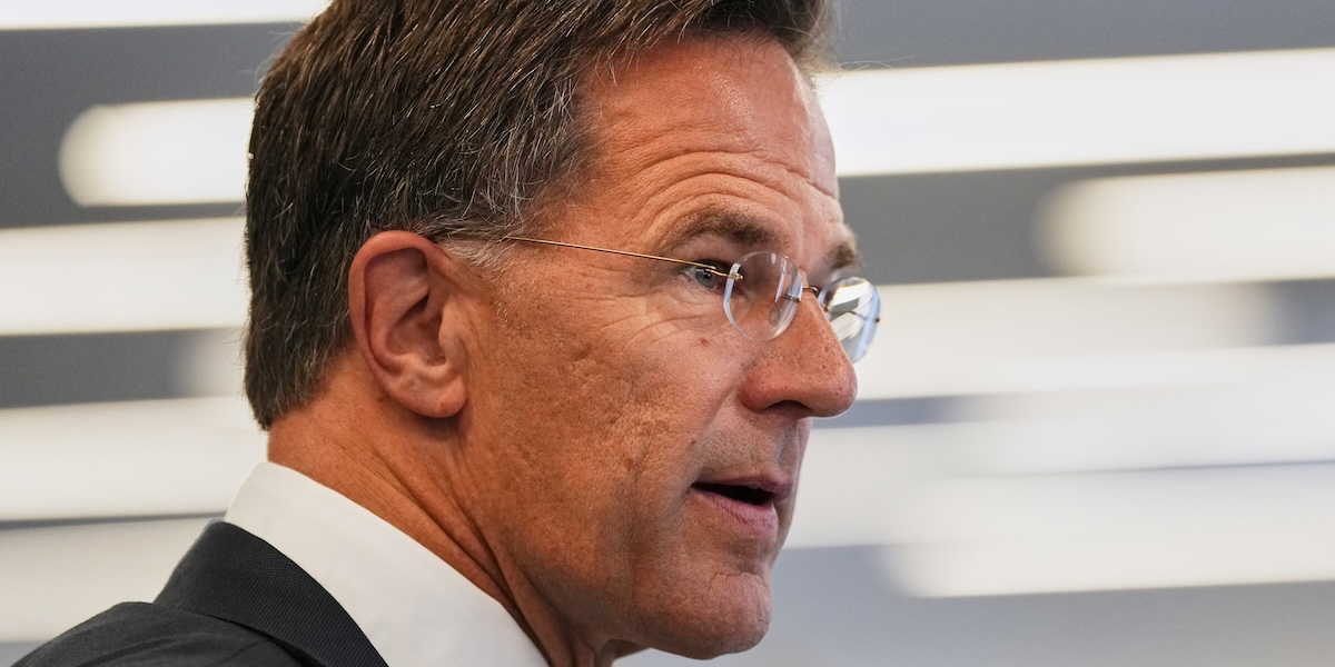 Natochefen Mark Rutte har mycket på sitt bord, men han backar inte när det gäller Ryssland.