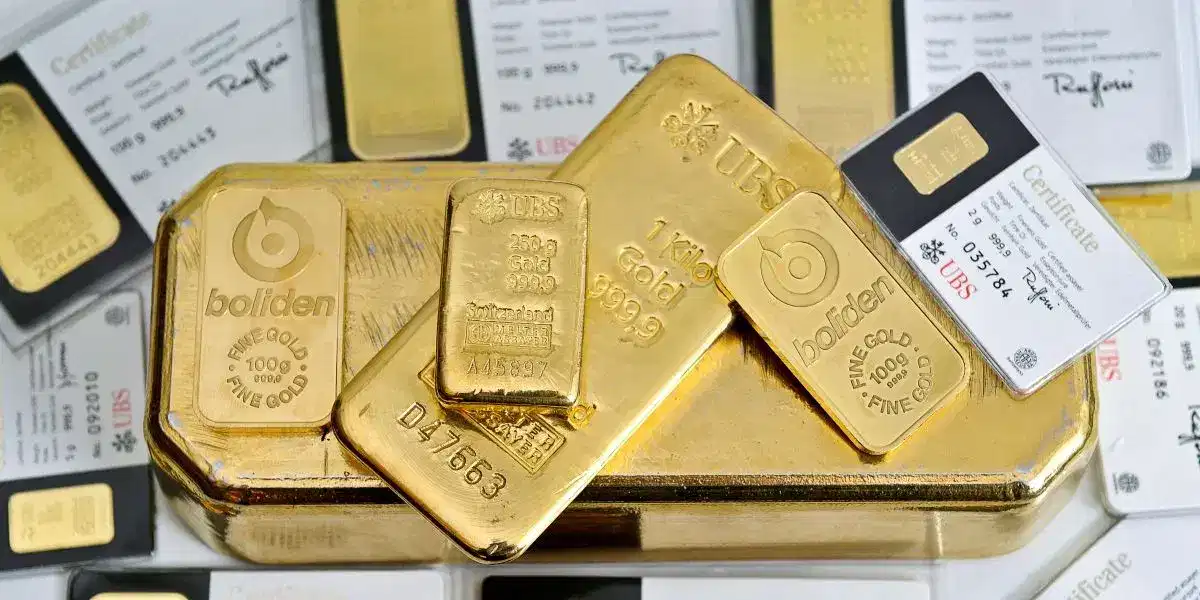 Guld går mot sitt lägsta pris sedan i somras. Även silver och platina sjunker i pris och nu väntar alla på Feds besked om räntan nästa vecka.