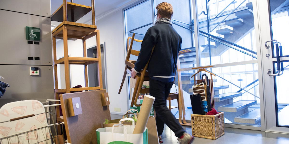 Unga personer flyttar