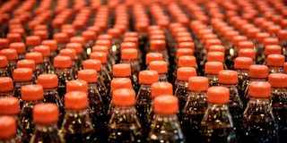 Coca-Cola i Jordbro. Nu ingriper KO och EU mot bland annat Coca-Cola och flaskorna får sluta prata om att de är gjorda enbart av återvunnen plast.
