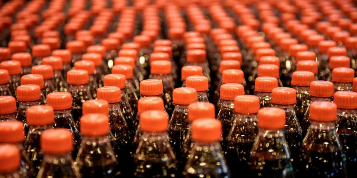 Coca-Cola i Jordbro. Nu ingriper KO och EU mot bland annat Coca-Cola och flaskorna får sluta prata om att de är gjorda enbart av återvunnen plast.
