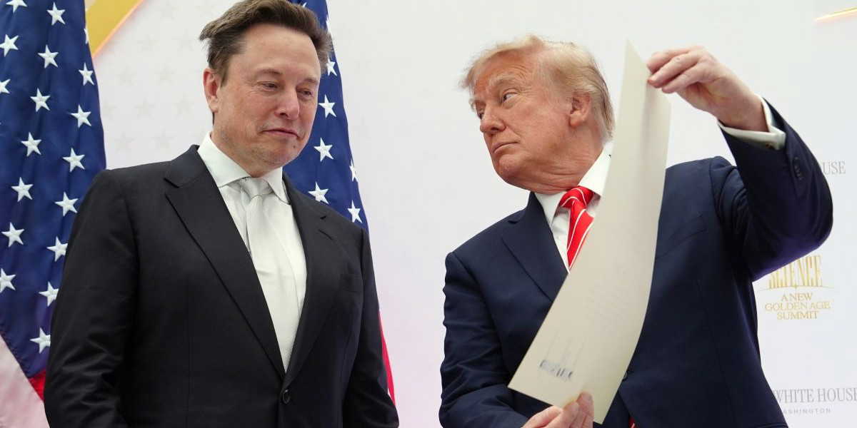 Donald Trump delar ut medalj till Elon Musk tidigare i oktober. Samtidigt är Zelenskyj ilsken på båda för bristande skydd för Ukraina.