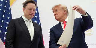 Donald Trump delar ut medalj till Elon Musk tidigare i oktober. Samtidigt är Zelenskyj ilsken på båda för bristande skydd för Ukraina.