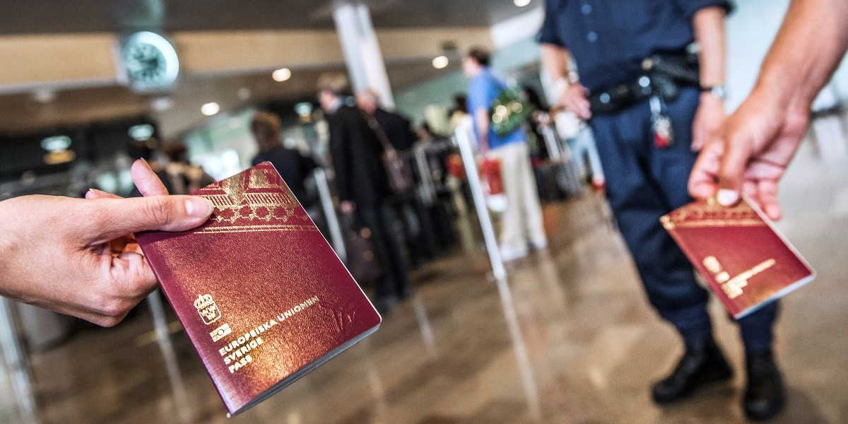 Förnya i tid. När en halv miljon fler svenskar än vanligt ska förnya sina pass 2027 kan det bli passkaos, även om polisen stärkt sina rutiner.