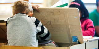 Letar efter något i bänken i sin skola i Finland – kan det vara toppresultaten från Pisa? Nu får Finland kritik i stället för att ha hyllats.