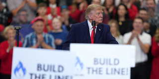 Donald Trump på kampanjmöte i Alaska där han promotar det gasprojekt som nu anklagas för att i hemlighet vara under rysk kontroll.