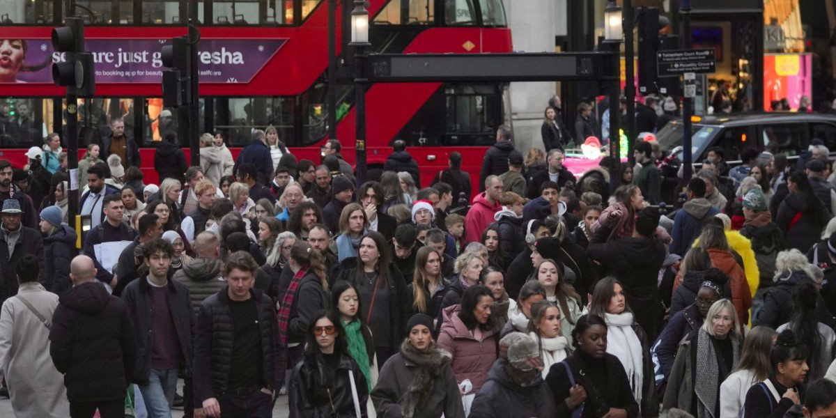 Fullt drag på Oxford Street – men butikerna klarar inte hyresspiralerna. Nu lämnar HMV affärsgatan, tre år efter en storstilad comeback där 2023.