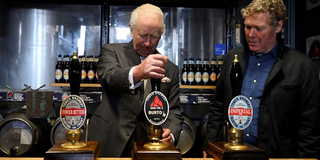 Till och med kungen, Charles III, kranar upp en öl från Burton. Men Carlsberg vill stänga det anrika bryggeriet i Storbritannien och har hamnat i blåsväder.