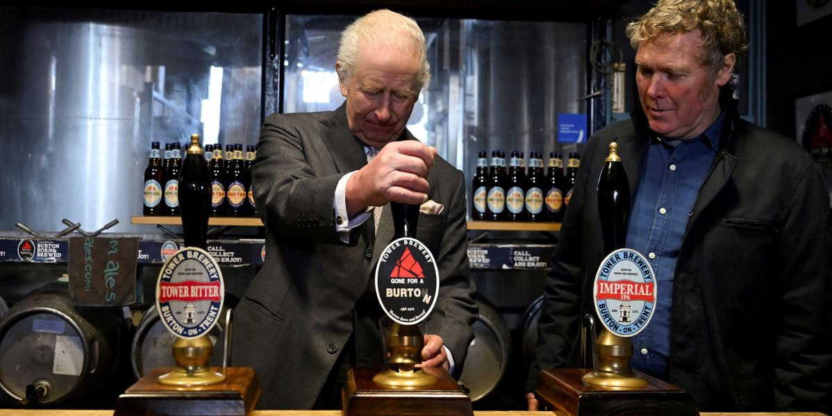 Till och med kungen, Charles III, kranar upp en öl från Burton. Men Carlsberg vill stänga det anrika bryggeriet i Storbritannien och har hamnat i blåsväder.