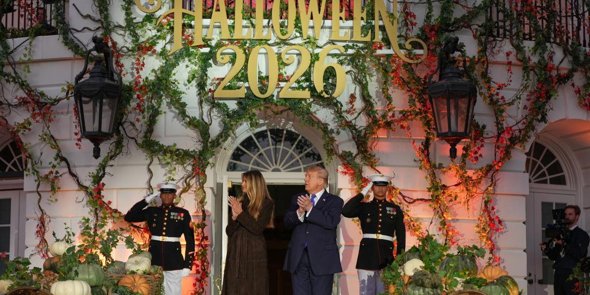 Donald Trump firar Halloween i Vita huset. Nästa vecka väntar valet som kan bli en annan skräckupplevelse och avgöras av energikostnader.