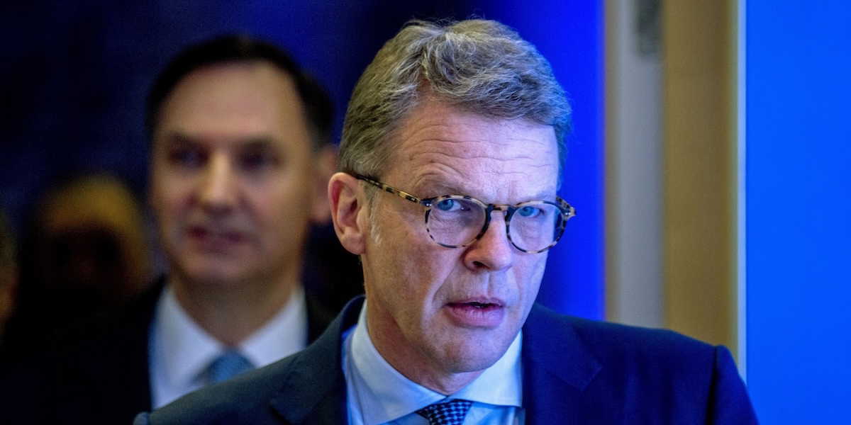 Deutsche Banks vd Christian Sewing vill försvaga anställningsskyddet för högavlönade.