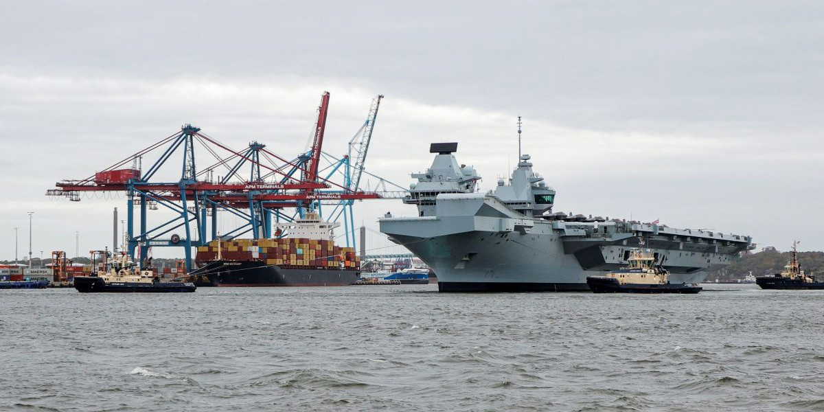 HMS Queen Elizabeth på besök i Göteborg. Nu testar brittiska marinen mat dygnet runt i stället för fasta mattider – men Sverige avvaktar än så länge.
