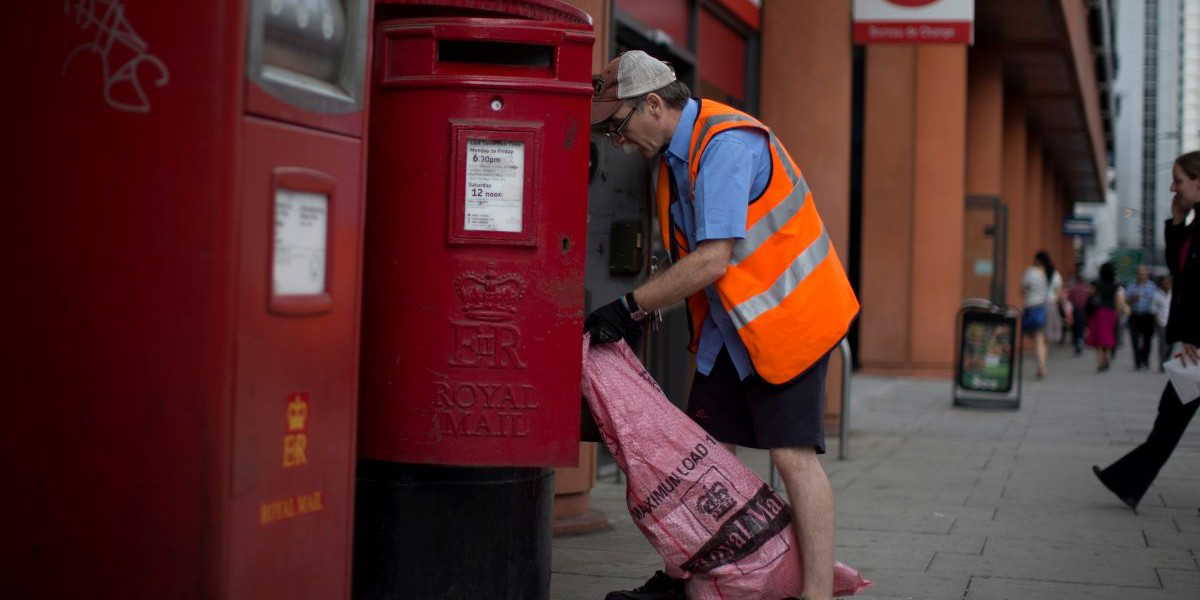 Inte lika mycket att tömma ur postlådorna – då tömmer Royal Mail huvudkontoret i stället. Nu skär postjätten ned och kapar upp till 2 500 jobb.