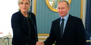 Marine Le Pens relation till Putin kan, med tanke på valet i Frankrike nästa år, påverka det samarbete kring kärnvapen Sverige anslutit sig till.