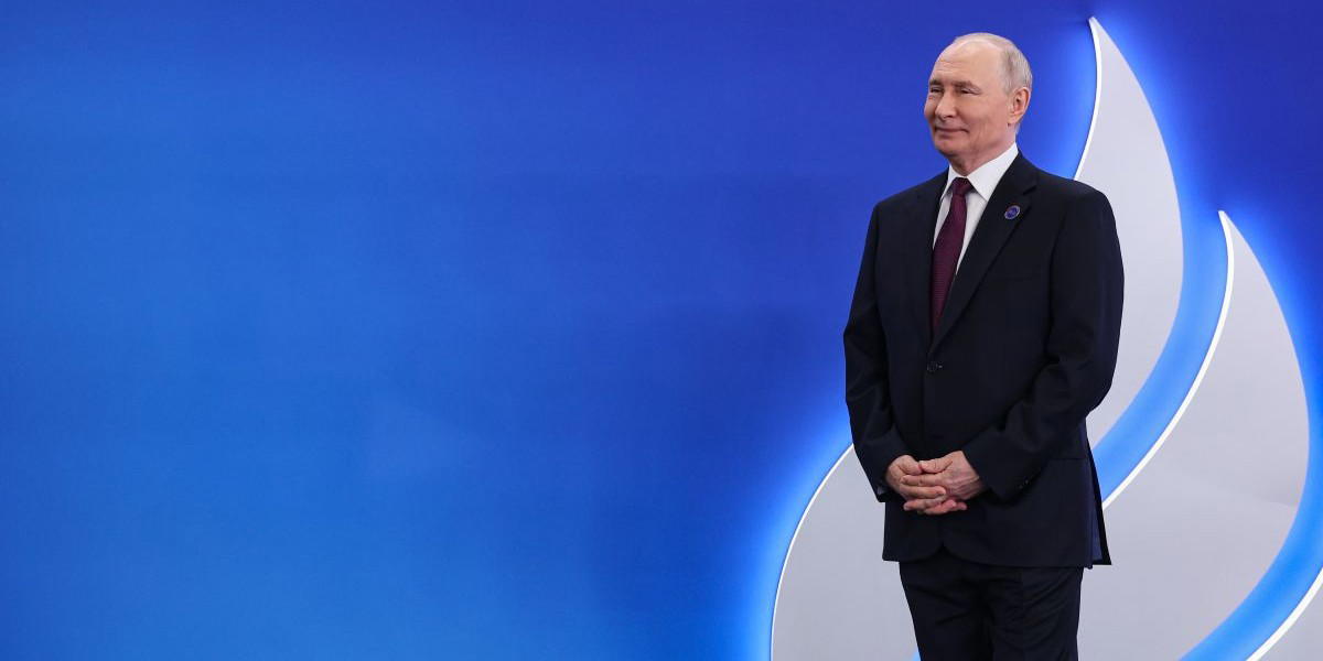 Nöjd och belåten. Vladimir Putin säger att Ryssland är på gång med en egen Starlink och berömmer Elon Musk för att vara ”ett verkligt geni”.