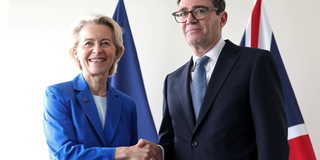 En glad Ursula von der Leyen – och en betänksam Andy Burnham. En karaktäristik av läget när EU och britter överväger en brittisk EU-comeback?