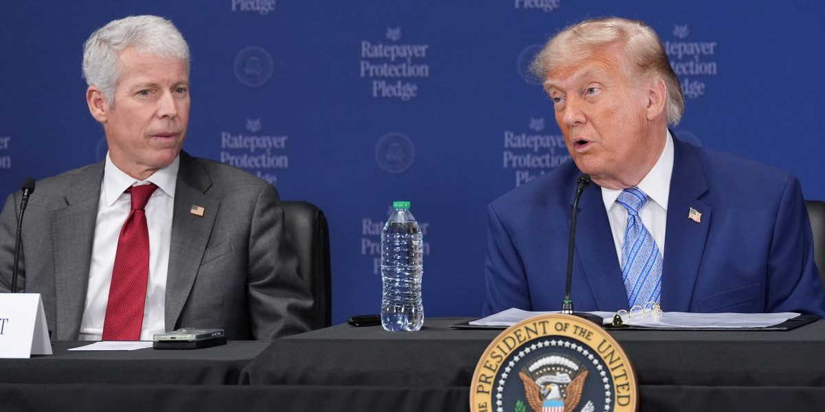 Energiminister Chris Wright och Donald Trump talar nu om att lätta på sanktioner mot Ryssland för att låta skuggflottan transportera mer olja.