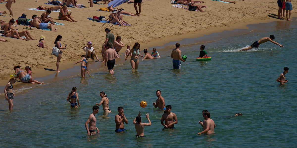 Strandlivet lockar många svenskar att flytta till Spanien, numera permanent.