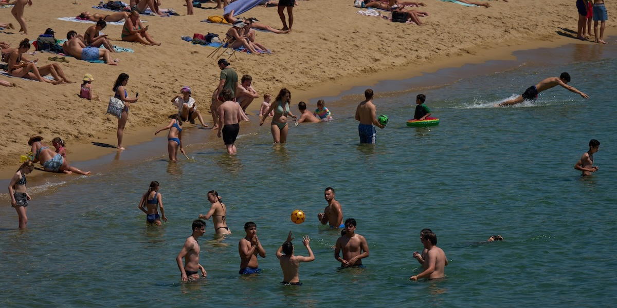 Strandlivet lockar många svenskar att flytta till Spanien, numera permanent.