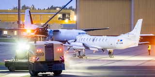 Vid olyckor måste flygplan snabbt kunna evakueras och då ska flygstolarna vara uppfällda.