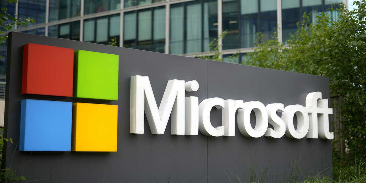 Microsofts logotyp syns utanför företagets franska huvudkontor i Issy-les-Moulineaux, utanför Paris, den 13 maj 2024. (Foto: Thibault Camus / TT)