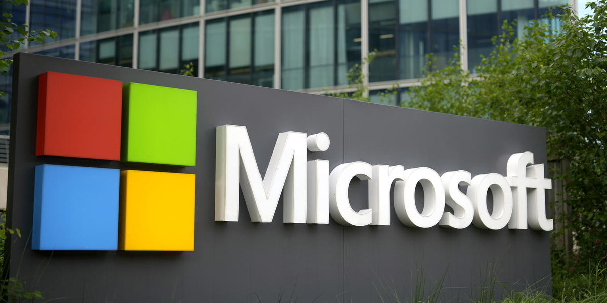 Microsofts logotyp syns utanför företagets franska huvudkontor i Issy-les-Moulineaux, utanför Paris, den 13 maj 2024. (Foto: Thibault Camus / TT)