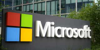 Microsofts logotyp syns utanför företagets franska huvudkontor i Issy-les-Moulineaux, utanför Paris, den 13 maj 2024. (Foto: Thibault Camus / TT)