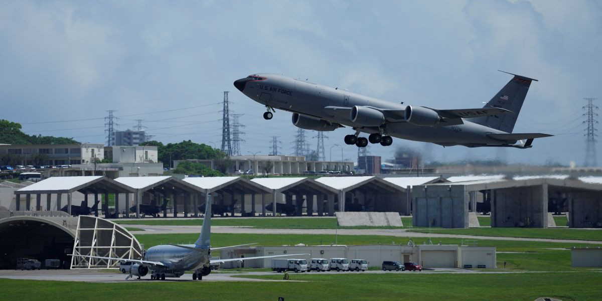 Militära flygbasen Kadena i Japan. Här förbjuder nu USA bilar från Byd. Byd klassas som ett av Kinas fientliga företag och bilarna misstänks spionera.