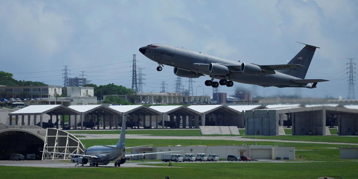 Militära flygbasen Kadena i Japan. Här förbjuder nu USA bilar från Byd. Byd klassas som ett av Kinas fientliga företag och bilarna misstänks spionera.