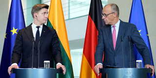 Ryssland är ansvarigt för ett försök till sabotage mot Starlink i Litauen, förklarar premiärminister Mindaugas SInkevicius, här med Friedrich Merz.