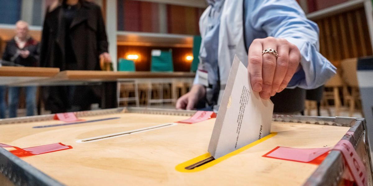 Framme vid valurnan – men vad är det som styr oss dit? Forskare vid Chalmers har undersökt hur AI-chattbottarna styr oss i en ny studie.