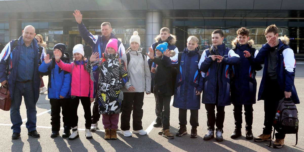 Rysk turistgrupp och glada vinkningar. Nu vill EU att fler ryssar ska stoppas vid gränsen och hindras resa in till EU genom skärpta regler.