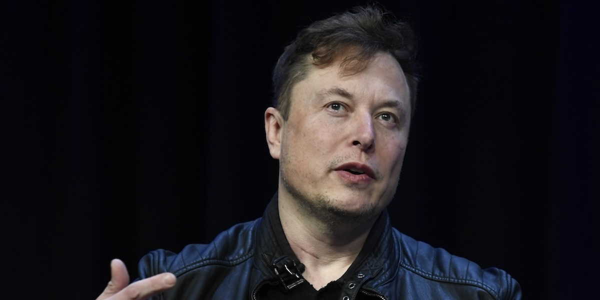 Elon Musk ansvarar inte för Starshield, utan pekar på Trump.