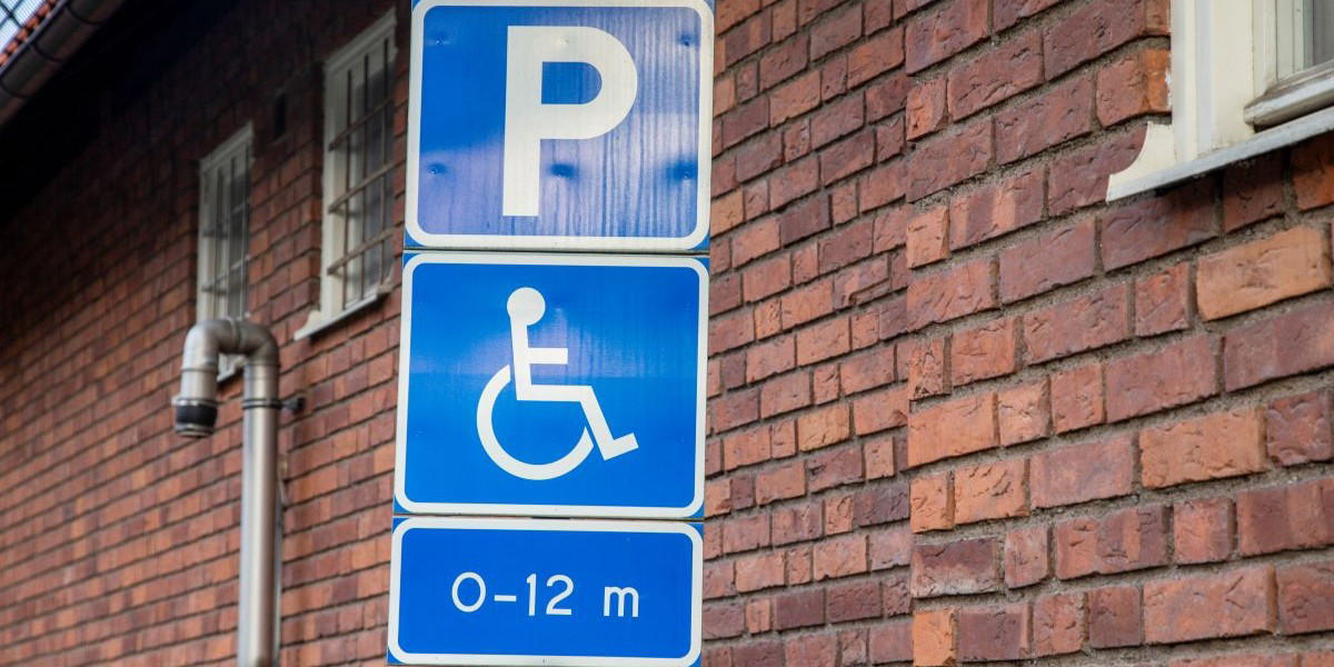 Kvinnan skulle hämta sin sjuke, rullstolsburne far vid sjukhuset. Hon stod felparkerad en minut och lappades av p-bolaget men får nu rätt i domstol.