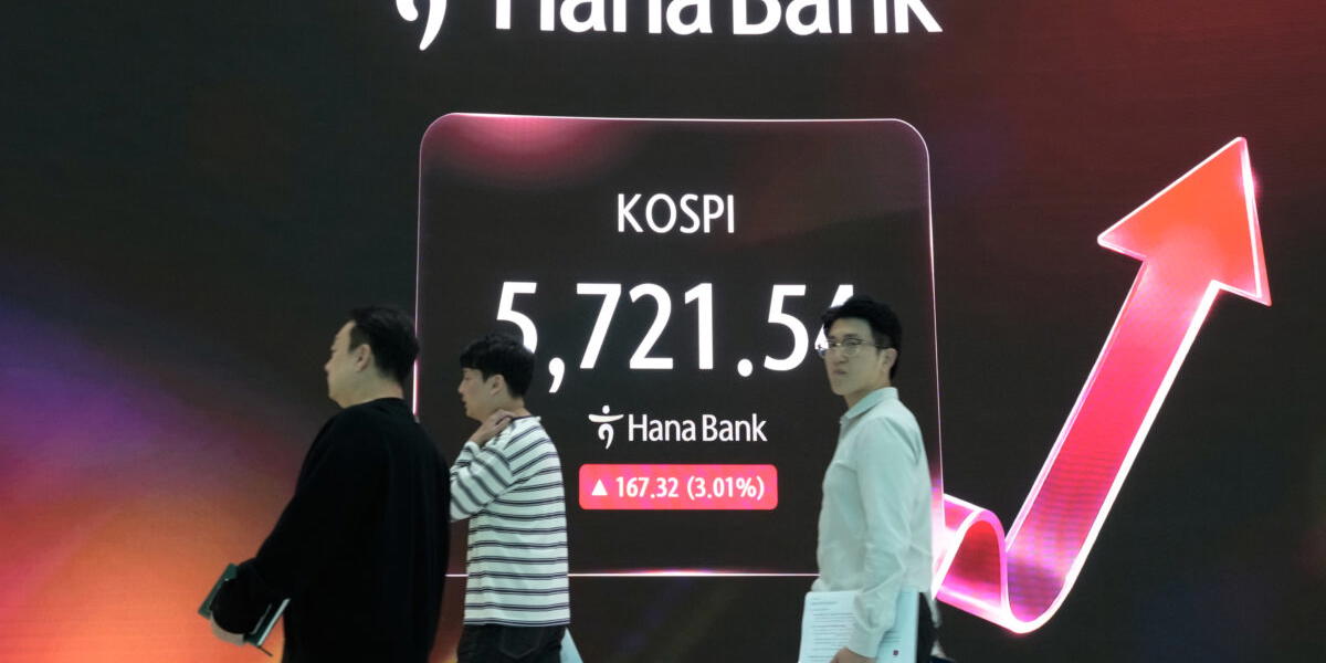 Sydkoreanska Kospi klättrar i fredagshandeln.