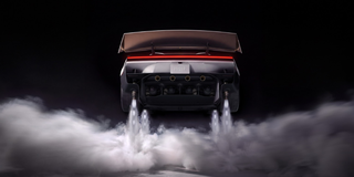 Tesla Roadster bakifrån, någon meter över marken.