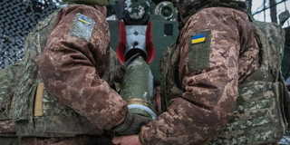 Ukrainska soldater laddar en artillerigranat. Arkivbild.