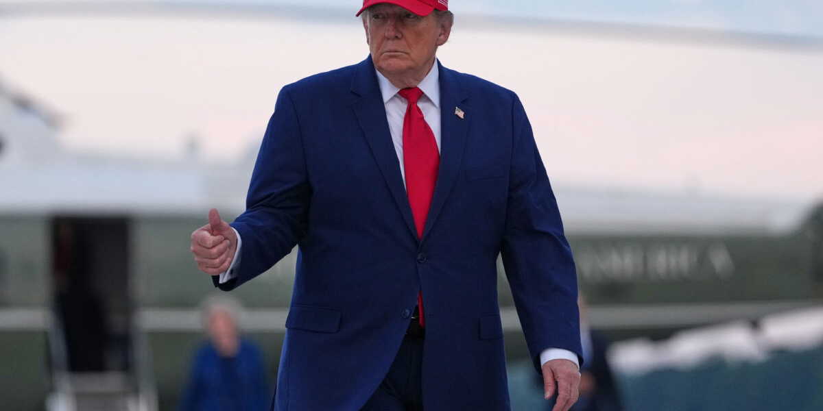 USA:s president Donald Trump vid Air Force One.
