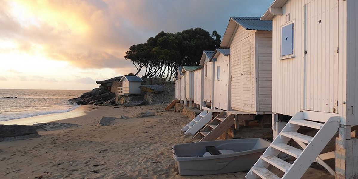 Stranden Plage des Dames ligger på ön Noirmoutier, och är känd för sina vita badhytter.
