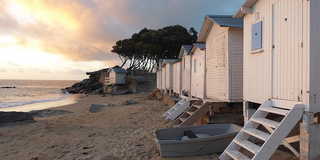Stranden Plage des Dames ligger på ön Noirmoutier, och är känd för sina vita badhytter.