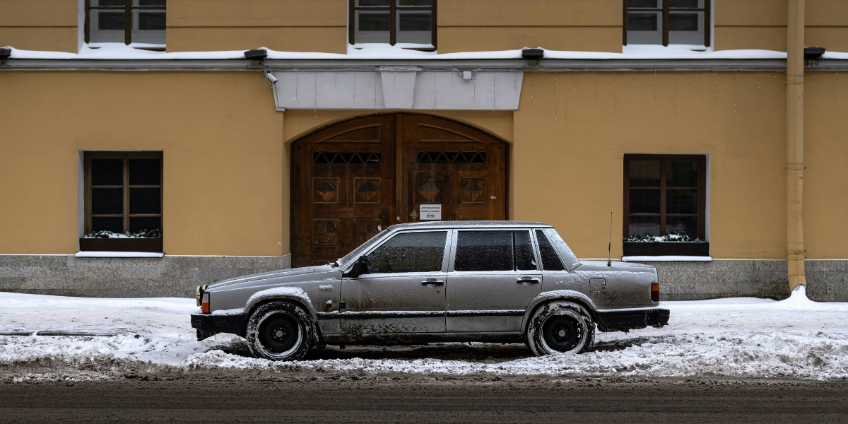 En Volvo 740 parkerad på snöig väg.