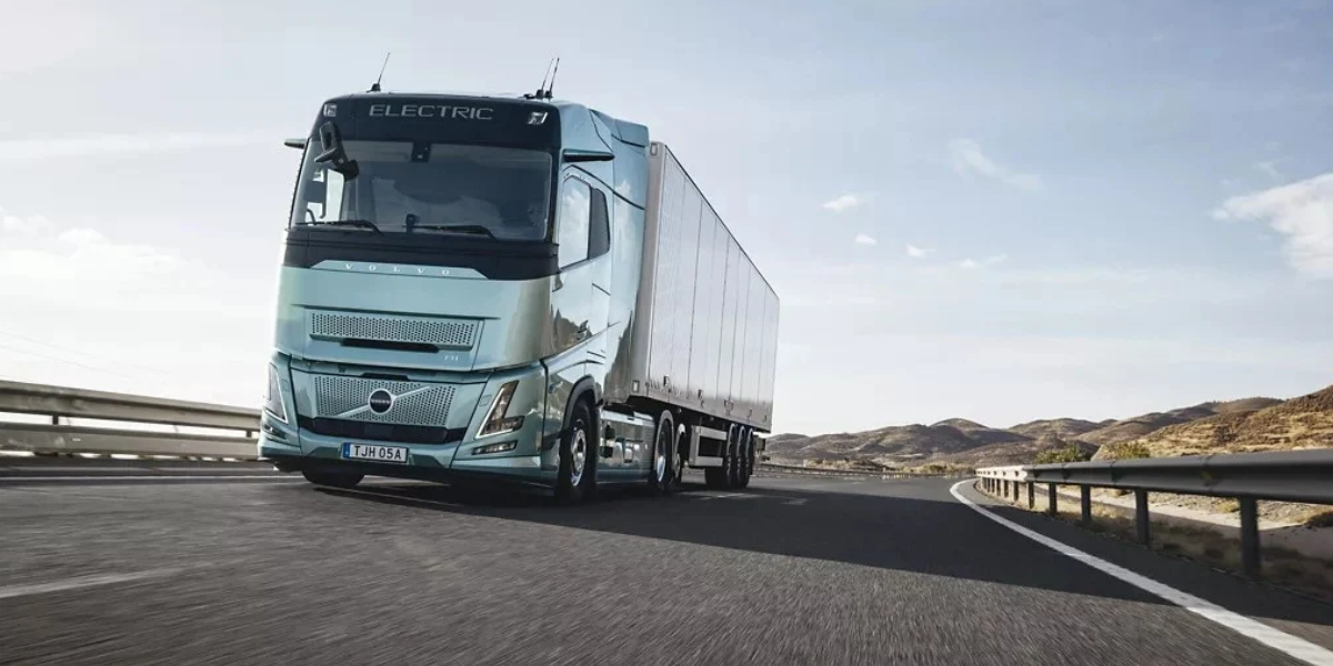 Volvo FH Aero Electric på väg.