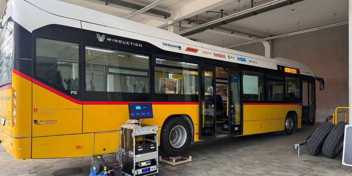 Testbussen laddas via backdäcket.