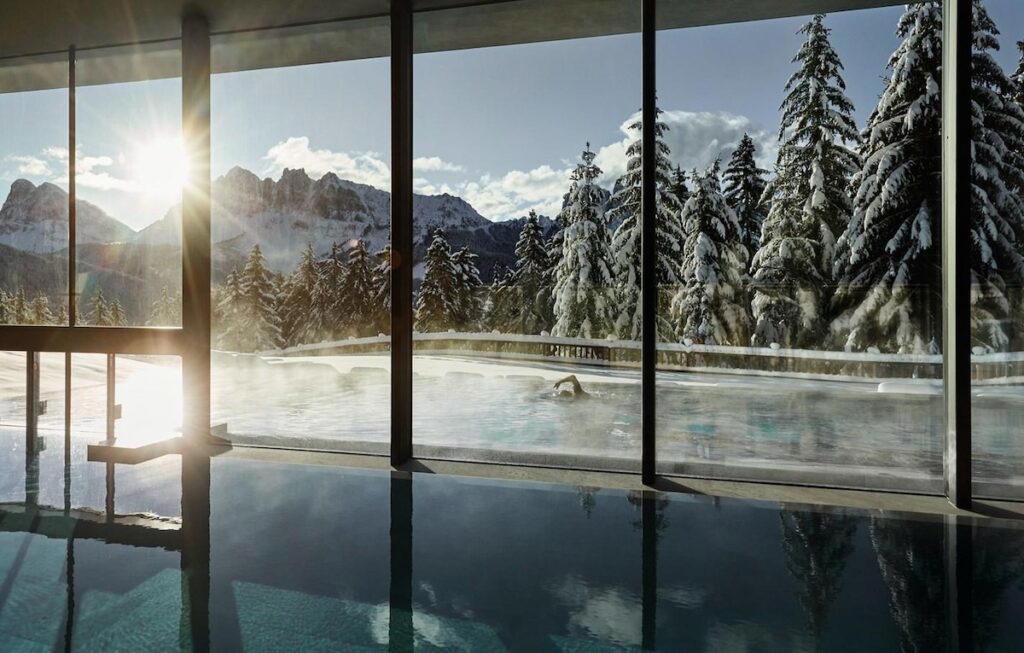 Ett spa inspirerat av keltiska traditioner, bland bergen.